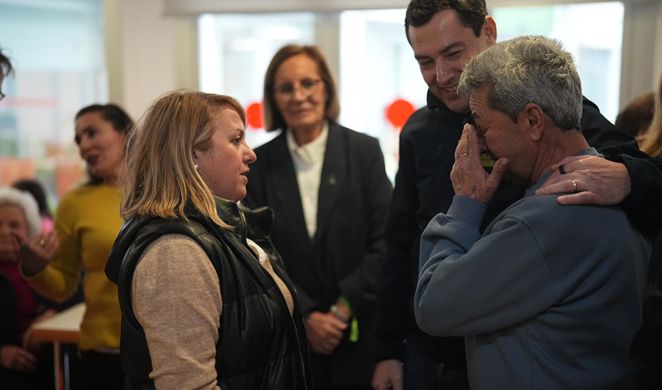 El presidente andaluz consuela a uno de los vecinos afectados por la borrasca.