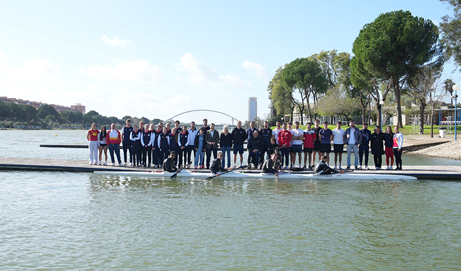 El presidente de la Junta de Andaluc&iacute;a, en la l&aacute;mina de agua del Guadalquivir, junto con deportistas del CEAR de la Cartuja.