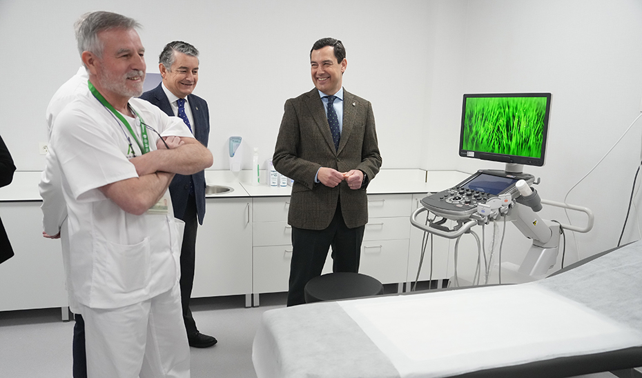 El presidente de la Junta de Andaluc&iacute;a y el consejero de la Presidencia, en un momento de su visita al Hospital Torrec&aacute;rdenas.