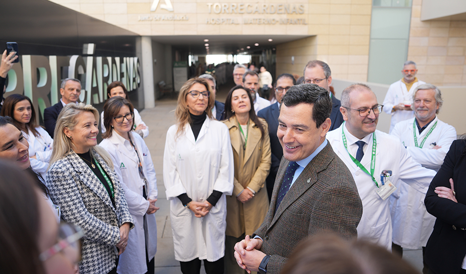 Juanma Moreno conversa con los profesionales del Hospital Torrec&aacute;rdenas, a las puertas del centro almeriense.