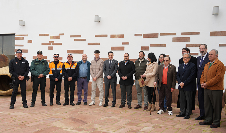 El presidente Juanma Moreno posa junto al alcalde de Adamuz y otras autoridades y vecinos de esta poblaci&oacute;n cordobesa.