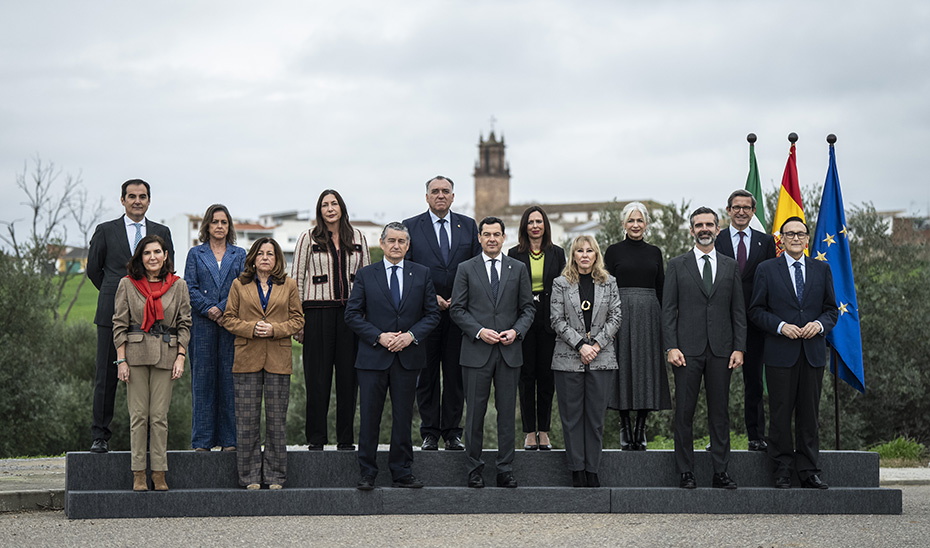 Foto de familia del Ejecutivo auton&oacute;mico momentos antes del Consejo de Gobierno.