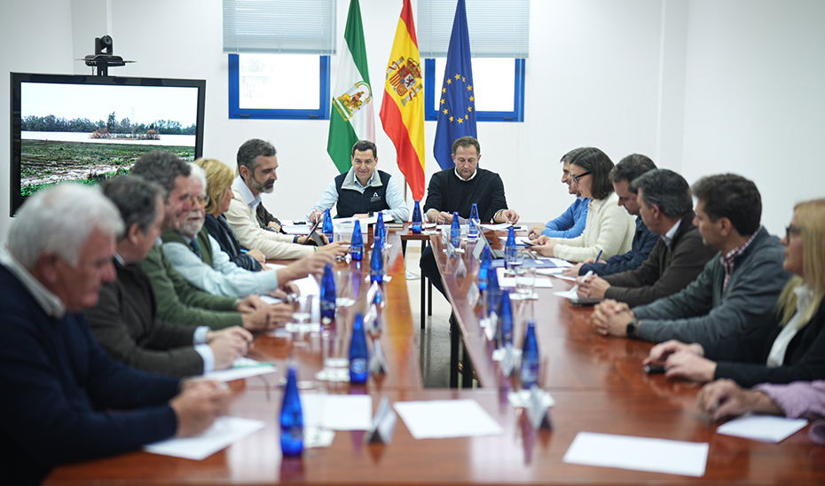 El presidente de la Junta y el comisario europeo de Agricultura, durante un momento de la reuni&oacute;n con empresarios agr&iacute;colas de Jerez.