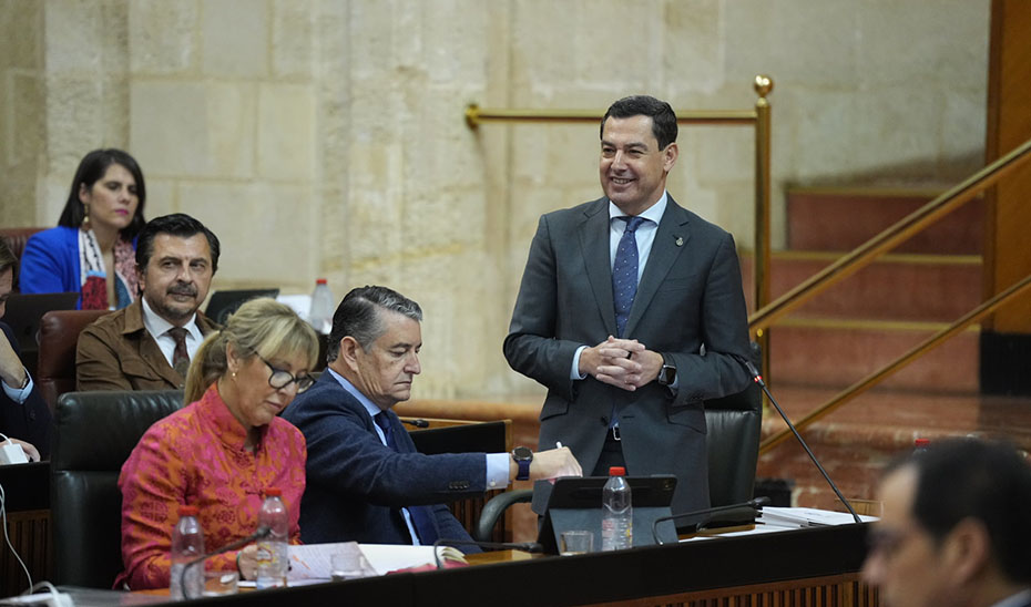 Juanma Moreno responde a los grupos de la oposici&oacute;n en el Pleno del Parlamento.