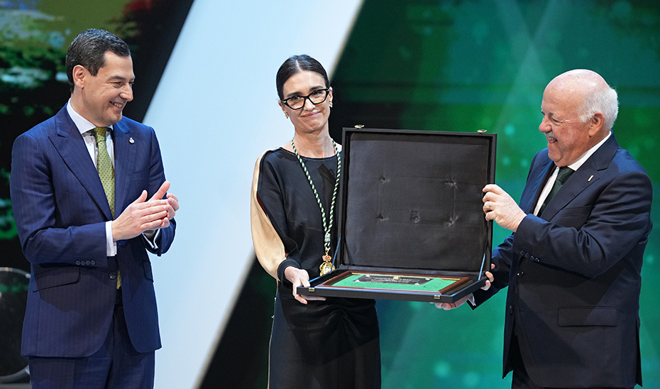La actriz Paz Vega recibe de Juanma Moreno y Jes&uacute;s Aguirre la medalla y la placa que la reconocen como Hija Predilecta de Andaluc&iacute;a.