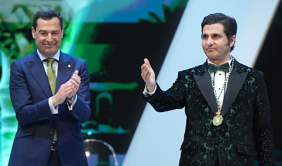 El torero Morante de la Puebla saluda tras recibir del presidente de la Junta, Juanma Moreno, la Medalla de Andaluc&iacute;a de la Cultura y el Patrimonio.