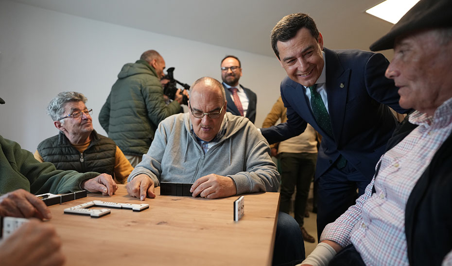 Juanma Moreno conversa con varios usuarios del CPA de Camas.