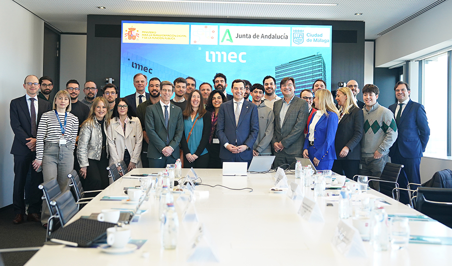 Juanma Moreno y Carolina Espa&ntilde;a, con los trabajadores andaluces, en la foto conmemorativa de su visita a la sede central del IMEC en Lovaina.
