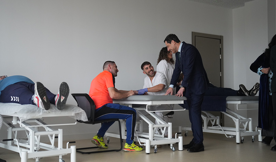 Moreno conversa con pacientes y sanitarios en Mancha Real.