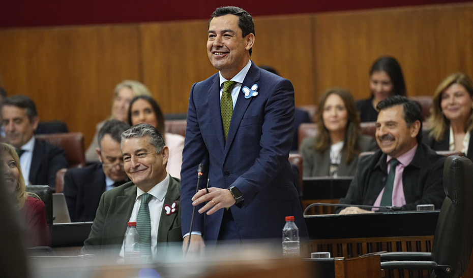 Juanma Moreno, presidnte de la Junta, durante la sesi&oacute;n de control al Gobierno del Pleno del Parlamento andaluz.