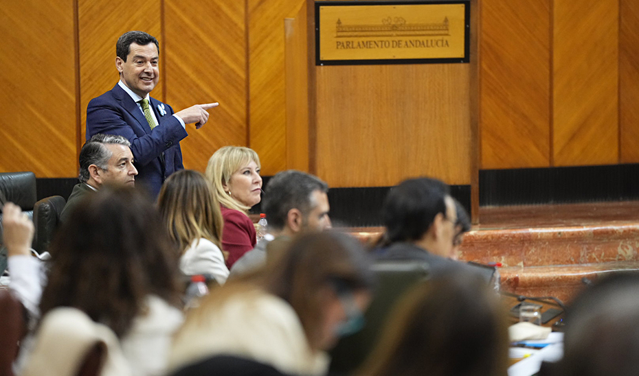Moreno responde desde su esca&ntilde;o a los portavoces de los grupos parlamentarios durante la sesi&oacute;n de control al Gobierno celebrada en la C&aacute;mara andaluza.