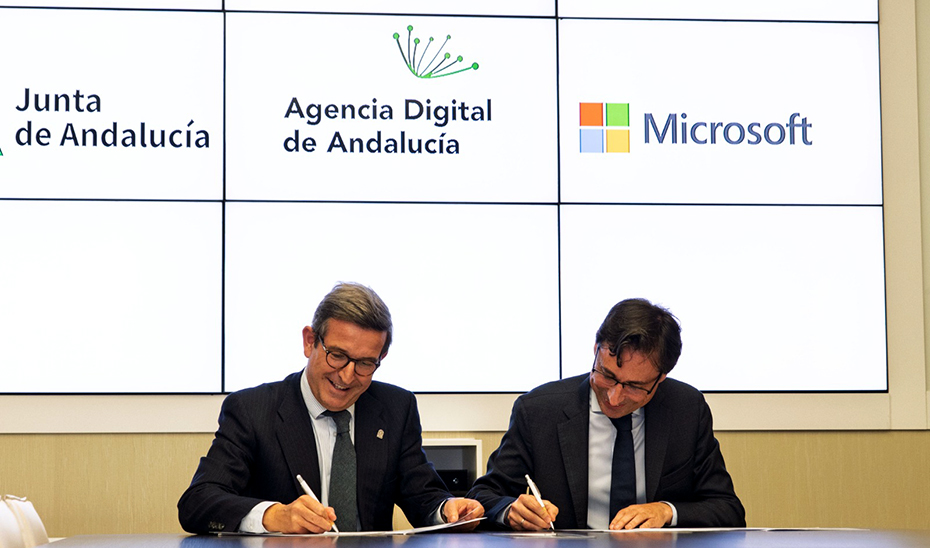 Paradela y Salcedo en el momento de la r&uacute;brica del convenio que permitir&aacute; avanzar en la transformaci&oacute;n digital de la Administraci&oacute;n andaluza.