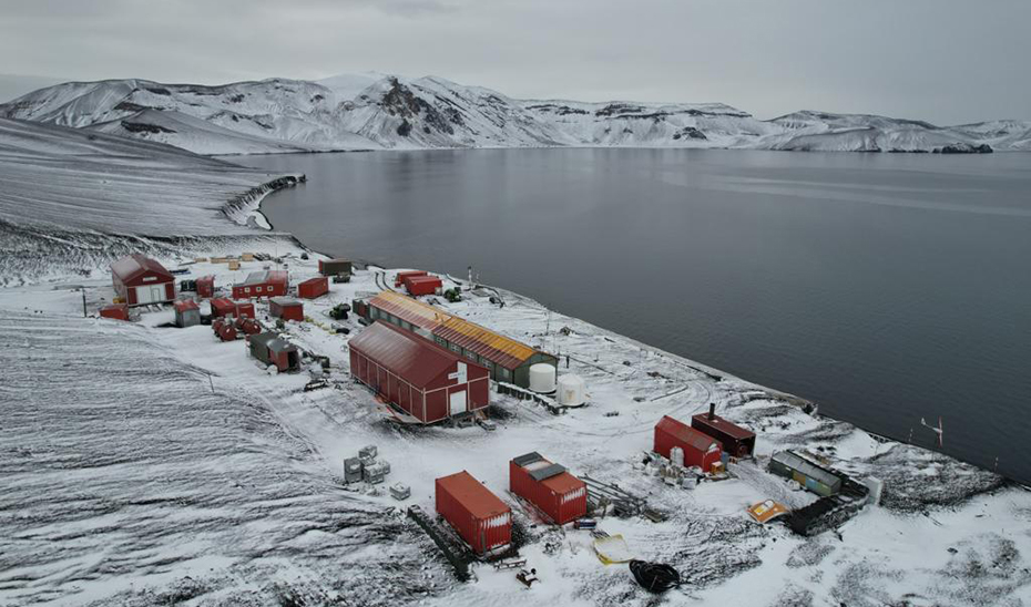 Vista de la base espa&ntilde;ola en isla Decepci&oacute;n, en la Ant&aacute;rtida.