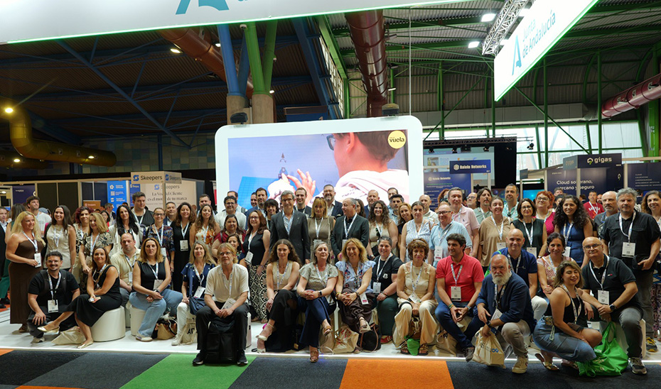Paradela posa con miembros de la Agencia Digital de Andalucía, que está presente en la décima edición de DES celebrada en Málaga.