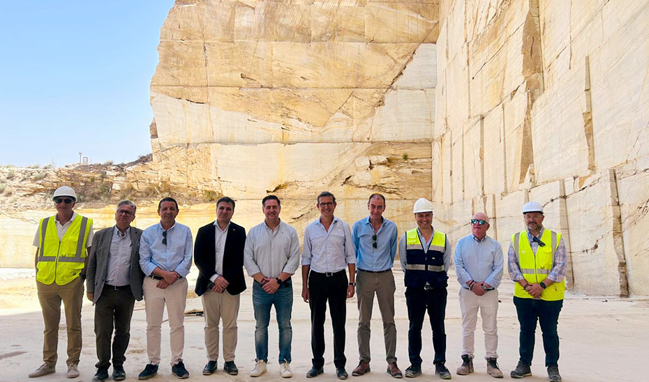 Foto de familia en el recorrido por el mirador y las canteras de la empresa Cosentino.