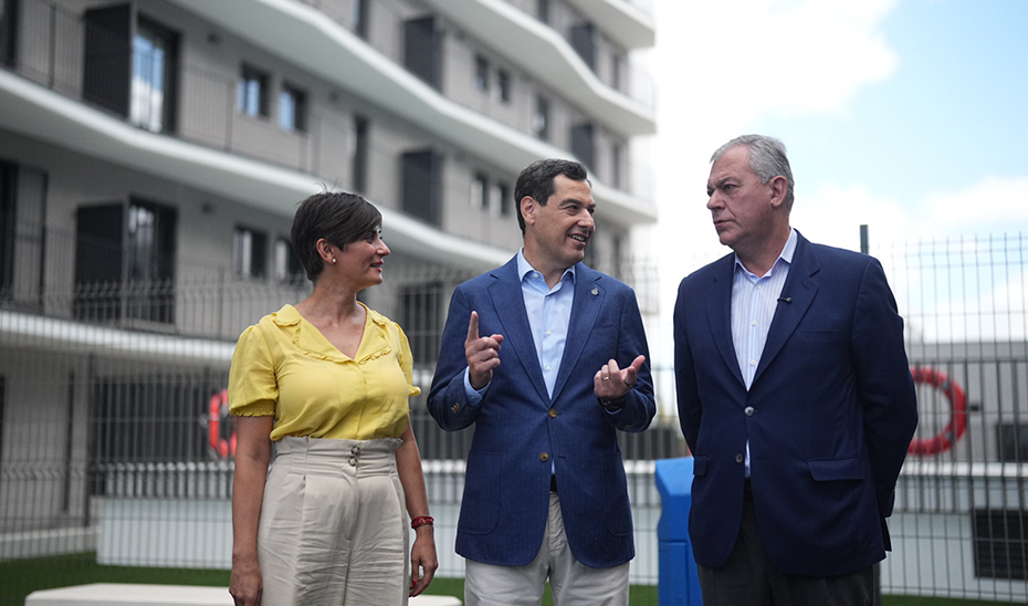 El presidente en funciones de la Junta, Juanma Moreno, junto a la Ministra de Vivienda y Agenda Urbana, Isabel Rodríguez, y el alcalde de Sevilla, José Luis Sanz.