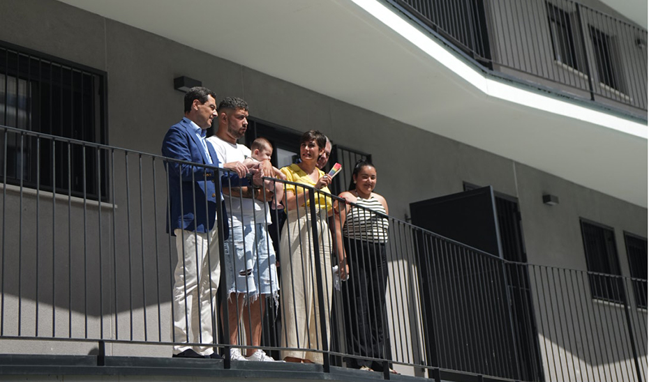 Moreno contempla, junto a una de las familias, el residencial en el que habitará en Palmas Altas, en distrito sevillano de Bellavista-La Palmera.