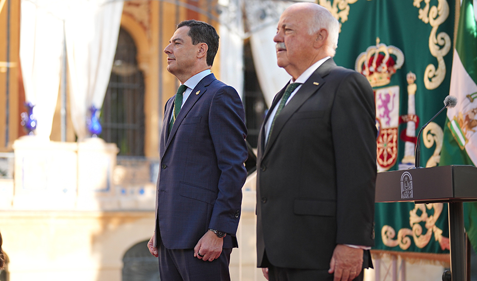 Juanma Moreno, junto con Jesús Aguirre, durante un momento del acto de toma de su posesión, en los jardines del Palacio de San Telmo.