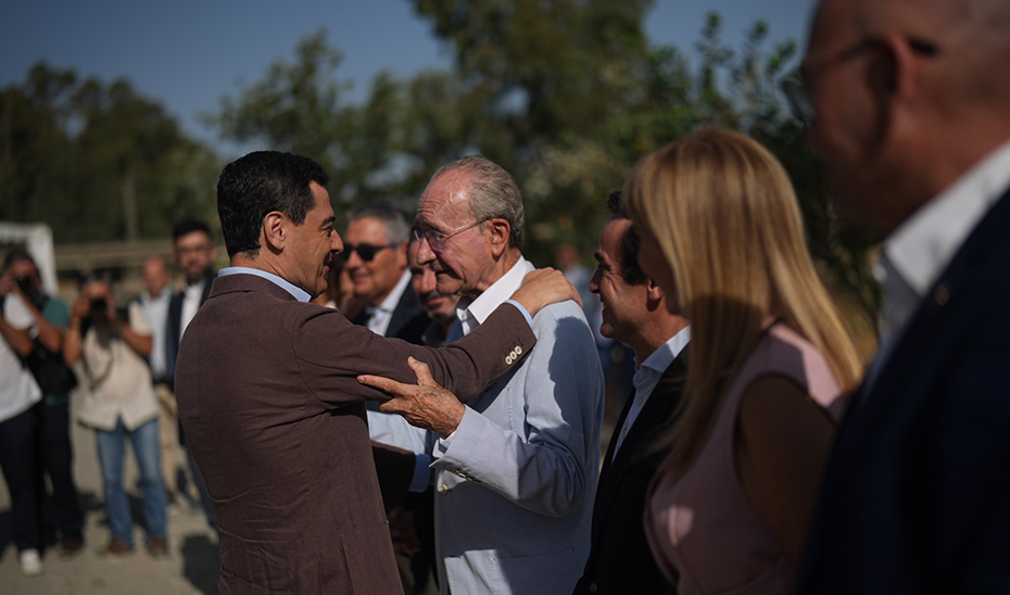 El presidente de la Junta, Juanma Moreno, saluda al alcalde de Málaga, Francisco de la Torre.