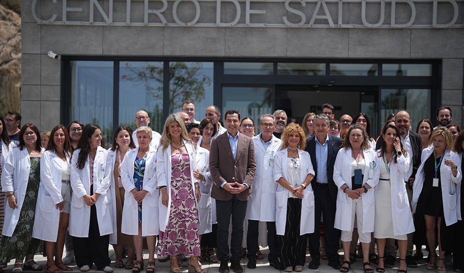 Moreno, junto al personal sanitario del nuevo centro de salud de la localidad malagueña.