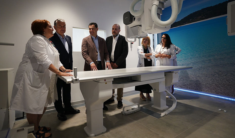 Moreno visita el equipamiento con el que cuenta el centro médico de Salobreña.