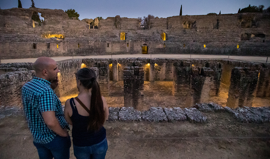 Dos asistentes a las visitas nocturnas del Conjunto Arqueológico de Itálica.